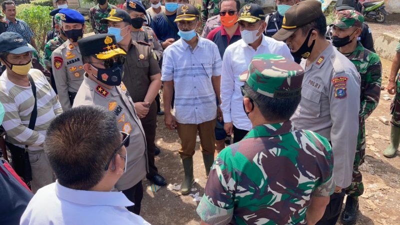 Kapoldasu Bersama Pangdam dan Gubsu Tinjau Kondisi Banjir di Desa Sikara Kara 4