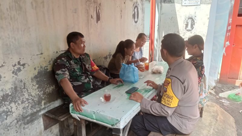 Bhabinkamtibmas Polsek Medan Baru Sampaikan Pesan Kamtibmas Ke Warga Jalan Teuku Umar