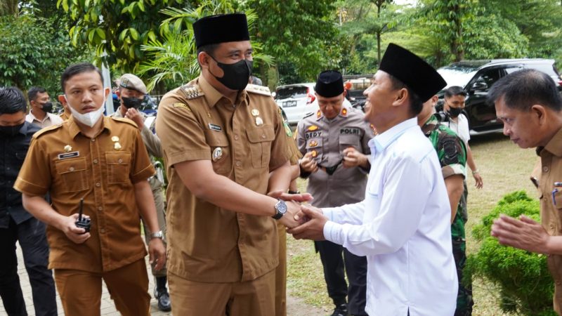 Bobby Nasution Saksikan Penyembelihan 17 Hewan Kurban di Kecamatan Medan Johor