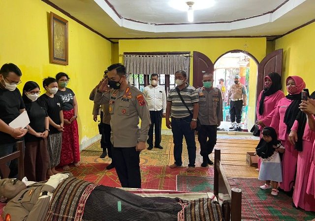 Turut Berduka, Kapolresta Deli Serdang Melayat ke Kediaman Anggota