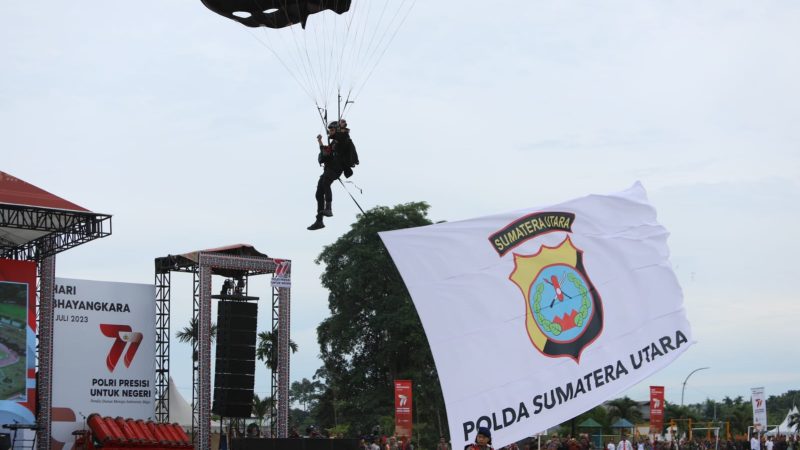 Atraksi Terjun Payung Meriahkan Hari Bhayangkara ke 77 di Polda Sumut