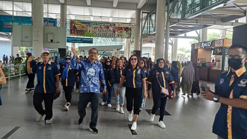 Tim Pemenangan dan Relawan Sopo ATRestorasi Bersatu Antonius Devolis Tumanggor Jemput Ketum Partai NasDem di Bandara Kualanamu
