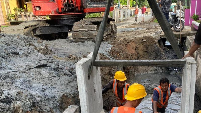 Warga Protes, Kontraktor Pengerjaan Proyek Drainase Jalan Jermal 17 Amburadul