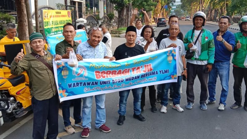 Safari Ramadhan dan Menyambut Idul Fitri 1445 H, Koordinator Wartawan Unit DPRD Medan dan YLMI Bagikan Takjil