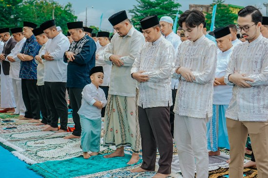Bobby Nasution Laksanakan Shalat Idul Fitri 1445 H Bersama Warga Medan Johor