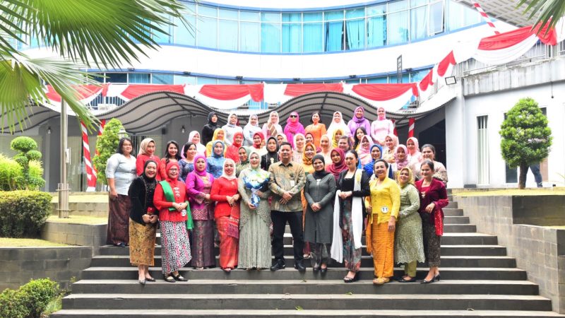 Jelang HUT RI ke 79,DWP Sekretariat DPRD Medan Gelar Lomba Fashion Show