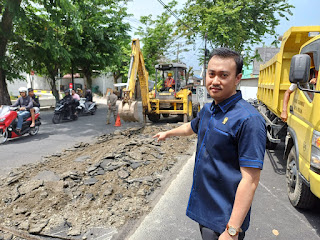 Pembongkaran Trotoar Diatas Cafe Dara Kupi