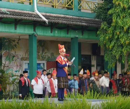 Gunakan Baju Adat Karo, Rico Waas Pimpin Upacara Hardiknas di SMP Negeri I Medan