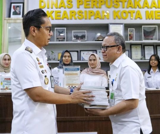 Rico Waas Sumbangkan Buku ke Dinas Perpustakaan dan Kearsipan Kota Medan