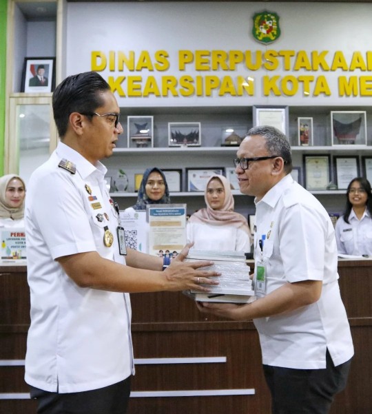Rico Waas Sumbangkan Buku ke Dinas Perpustakaan dan Kearsipan Kota Medan