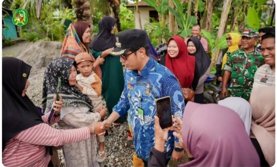 Rico Waas Tinjau Langsung Jalan Rusak, Warga Kelurahan Terjun Bahagia Melihatnya