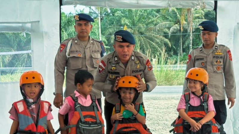 Melalui Trauma Healing, Brimob Sumut Kembalikan Keceriaan Anak-anak Pascabanjir