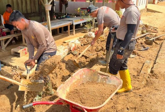 Dari Pembersihan Parit hingga Air Bersih, Brimob Bantu Warga Tapanuli Tengah Bangkit