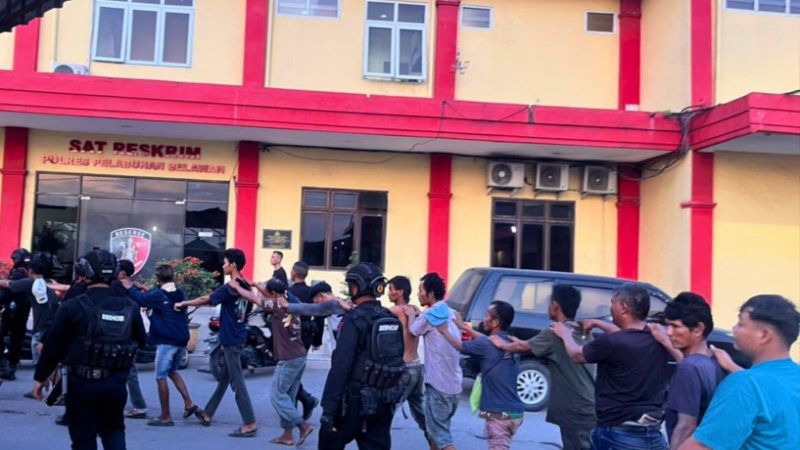 Satuan Brimob Polda Sumut dan Polres Belawan Amankan 17 Pelaku Pungli dan Narkoba