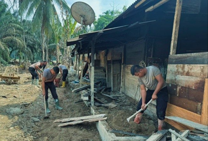 Masih Bertahan Hingga Kini, Polda Sumut Bantu Warga Bersihkan Rumah dari Lumpur Secara Bertahap