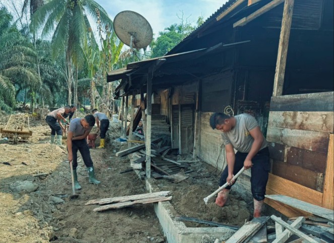Masih Bertahan Hingga Kini, Polda Sumut Bantu Warga Bersihkan Rumah dari Lumpur Secara Bertahap