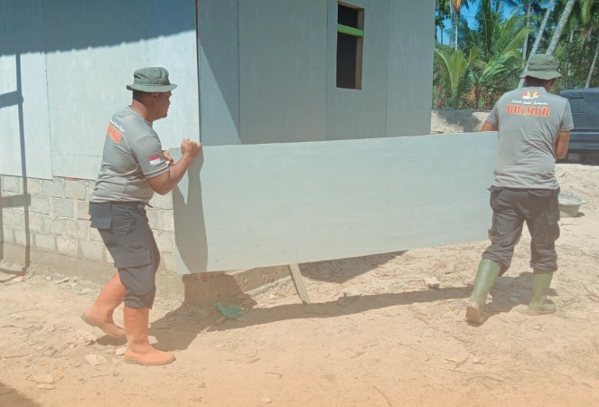 Dari Puing Banjir ke Hunian Sementara: Brimob dan Warga Bangun Rumah Swadaya di Tolang Julu