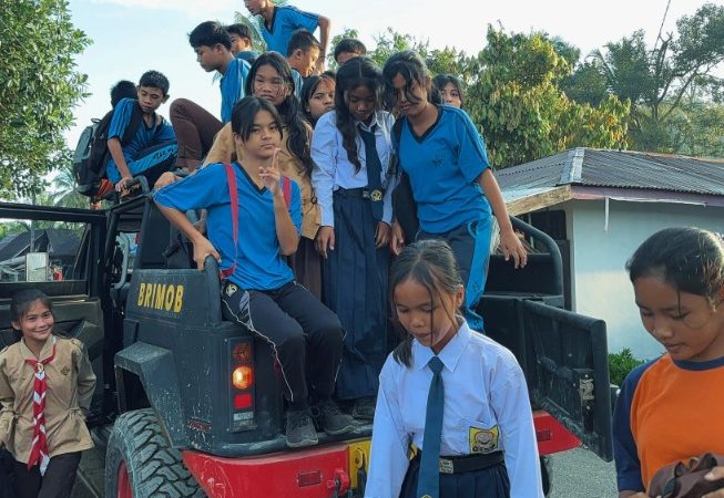 Pasca Bencana Banjir dan Longsor, Brimob Sumut Pastikan Anak-Anak Garoga Tetap Bersekolah
