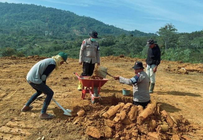 Brimob Sumut Turun Langsung Bantu Pembangunan Hunian Sementara Warga Sipirok Pascabencana