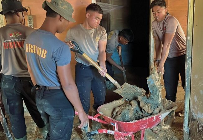 Dari Lumpur ke Harapan, Brimob Polda Sumut Pulihkan Dua Rumah Warga Tapteng Pascabencana