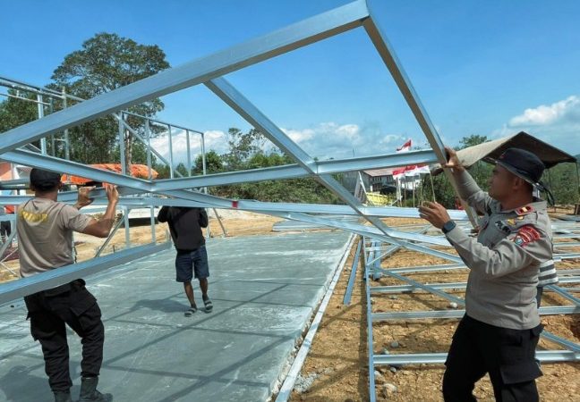 Sinergi Brimob, TNI, dan Pemda Percepat Pembangunan Huntara di Aek Latong