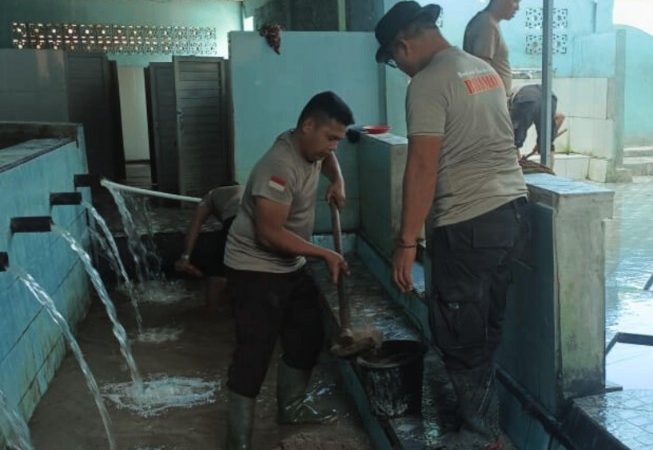 Brimob Sumut Bersihkan Tempat Wudhu Masjid Al Jihad Pascabencana di Tapanuli Selatan