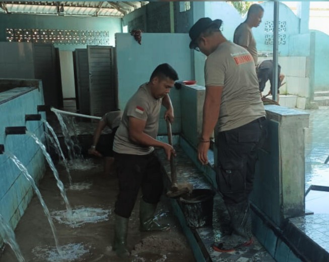 Brimob Sumut Bersihkan Tempat Wudhu Masjid Al Jihad Pascabencana di Tapanuli Selatan