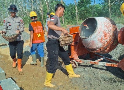 Bangun Rumah, Bangun Harapan: Brimob Polda Sumut Bantu Kerjakan HUNTAP di Desa Napa