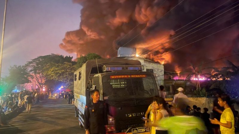 Mobil Armoured Water Cannon (AWC) Brimob Polda Sumut Dikerahkan Padamkan Kebakaran Hebat di PT Garuda Mas Perkasa