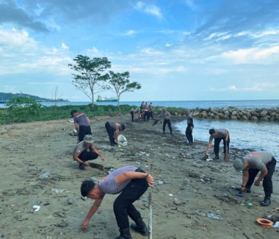 Menjaga Laut, Merawat Harapan: Brimob Sumut Bersihkan Pantai Sirao