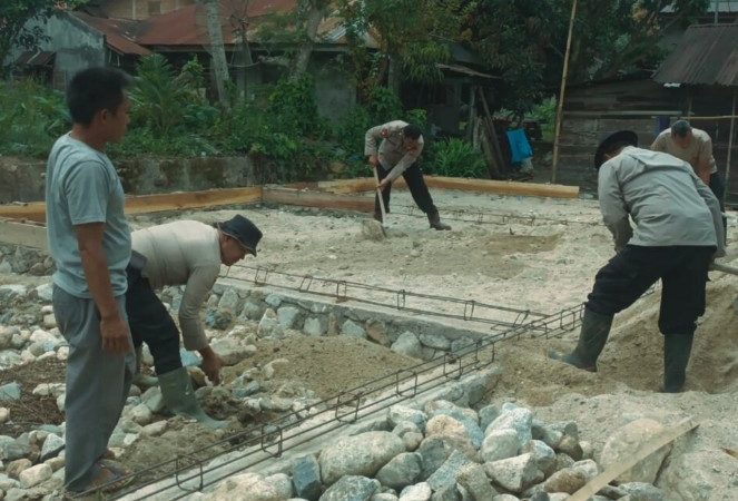Tak Sekadar Menjaga, Brimob Turun Bangun Rumah Korban Banjir di Tapsel