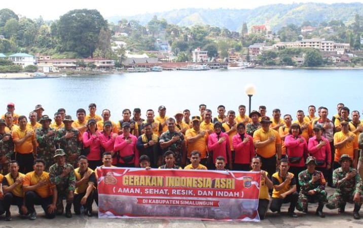 Gerakan Indonesia ASRI di Parapat! Kapolres Simalungun Pimpin Ratusan Personel Bersihkan Kawasan Wisata Danau Toba