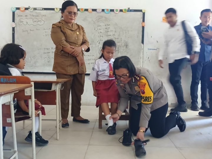 Kapolres Samosir Makan Bersama Pelajar SDN 10 Lumban Suhi-suhi Toruan, Tinjau Program Makan Bergizi Gratis dan Salurkan Bantuan