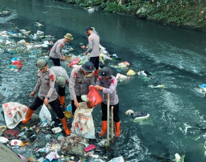 Peduli Lingkungan, Brimob Polda Sumut Angkat Sampah dari Sungai Demi Warga