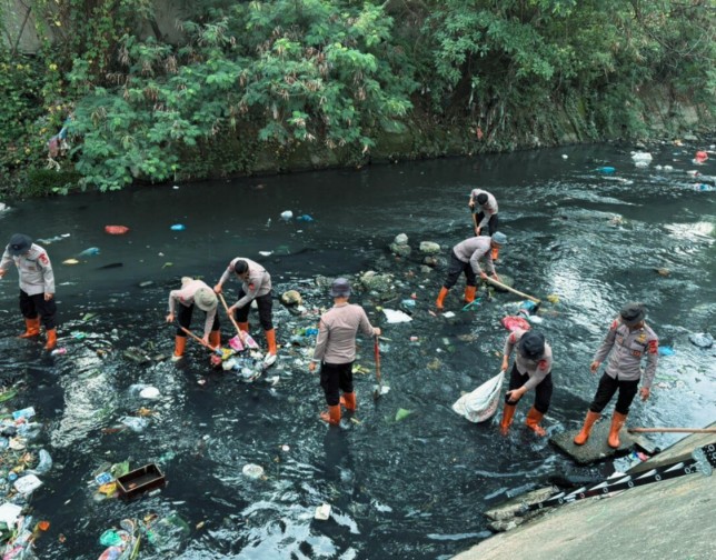 Brimob Polda Sumut Konsisten Jaga Kebersihan dan Kesehatan Lingkungan