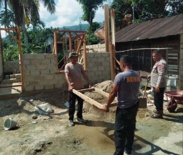 Brimob Polda Sumut Bantu Warga Bangun Rumah Swadaya untuk Korban Banjir di Desa Tolang Julu 
