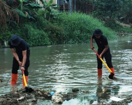Brimob Polda Sumut Bersihkan Bantaran Sungai Bahilang, Dukung Program Indonesia Asri