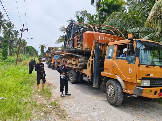 Dikawal Brimob Bersenjata Lengkap, Alat Berat Tambang Emas Ilegal Tapsel–Madina Dievakuasi ke Batalyon C Sipirok
