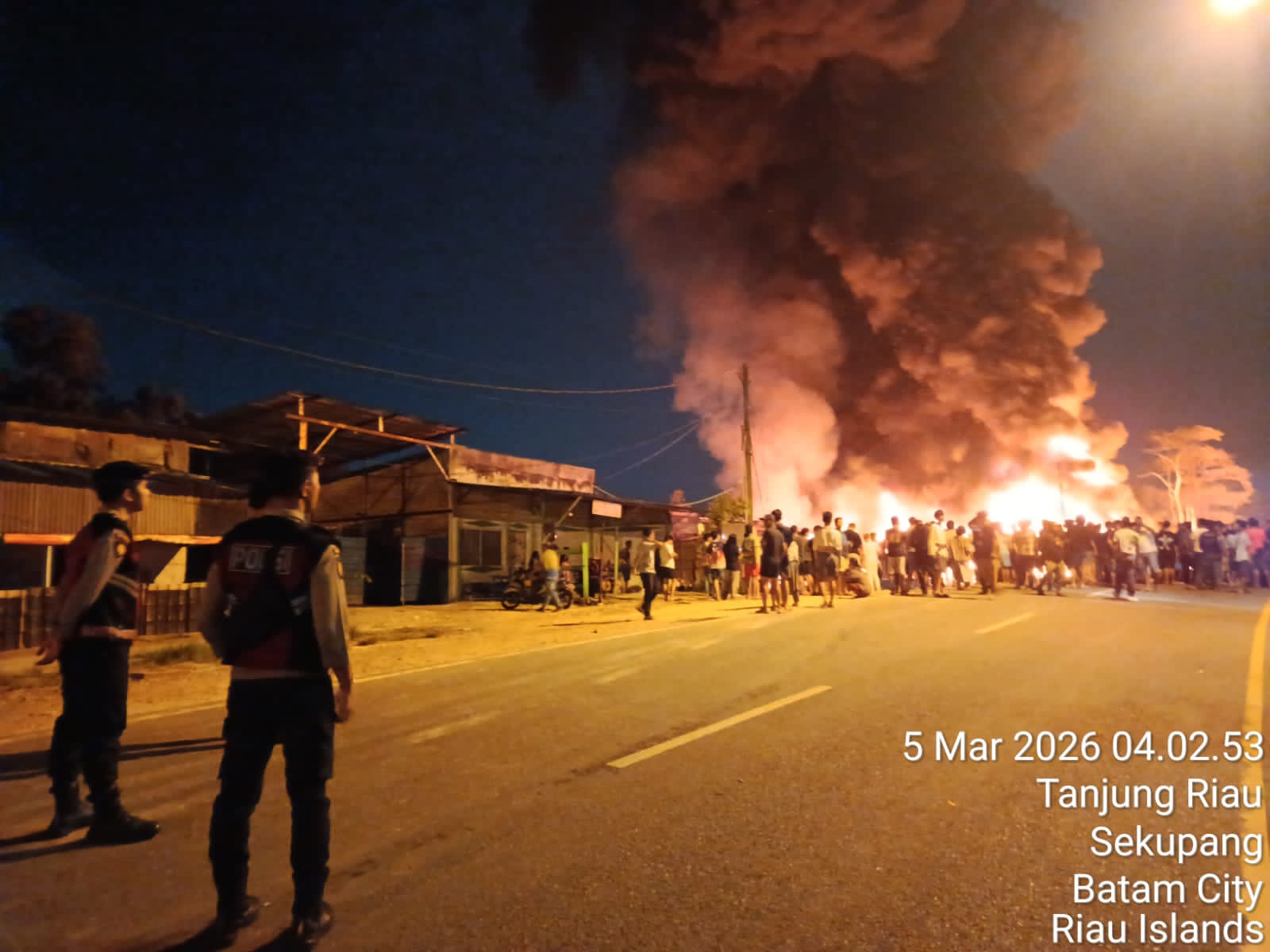 Personel Satsamapta Polresta Barelang Datangi Lokasi Kebakaran