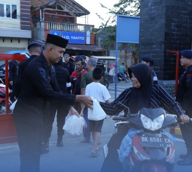 Brimob Sumut Berbagi Berkah Ramadhan, 200 Takjil Dibagikan untuk Pengendara di Sekitar Mako KE Lumi
