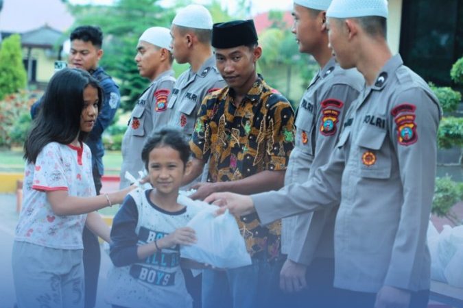 Aksi Humanis Brimob Sumut: Hangatkan Ramadhan dengan Berbagi Takjil untuk Sesama
