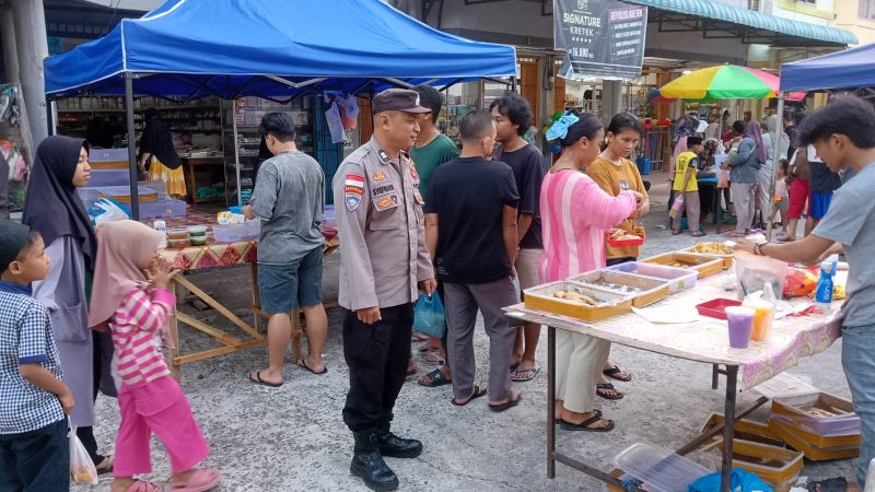 Bhabinkamtibmas Sungai Harapan Pantau Pasar Tumpah Ramadan