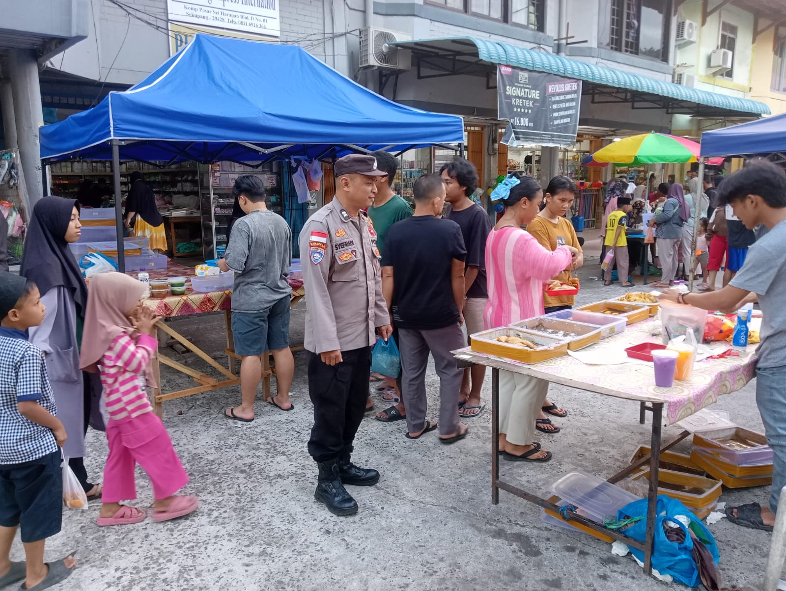 Bhabinkamtibmas Sungai Harapan Pantau Pasar Tumpah Ramadan
