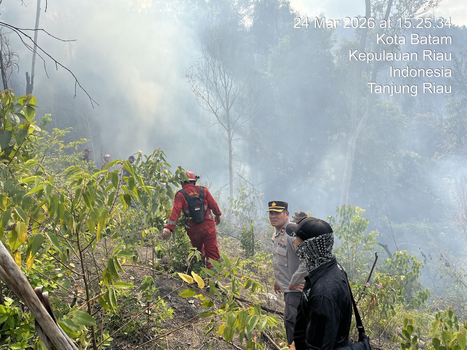 Kebakaran di TPS Tanjung Riau Sekupang, Petugas Gabungan Lakukan Pemadaman Berjam Jam