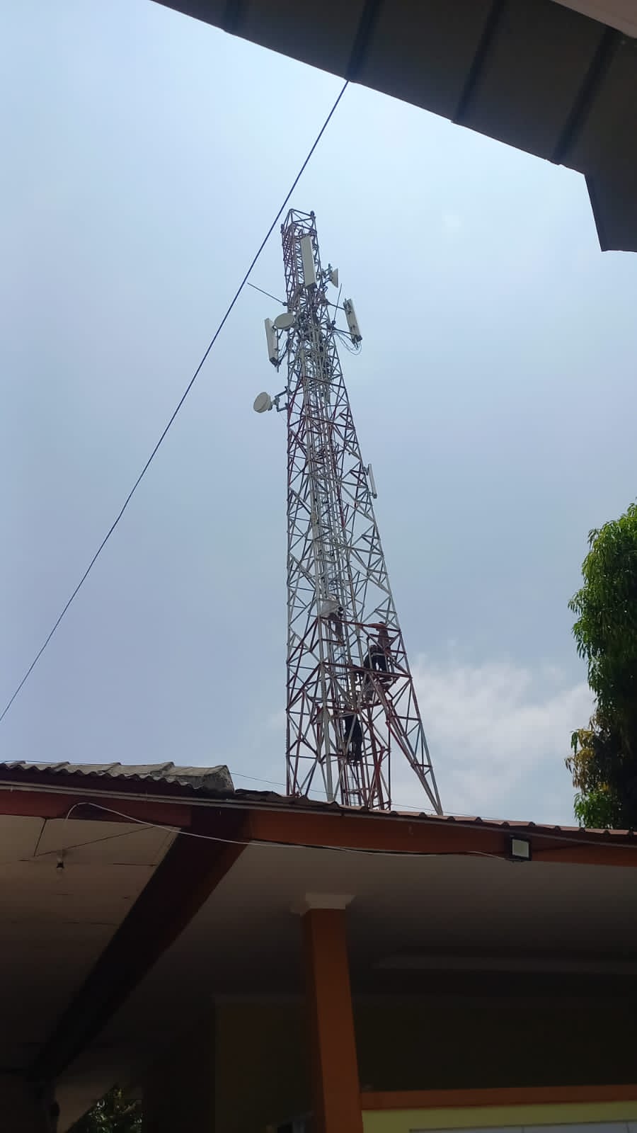 Personel Polsek Sekupang Berhasil Bujuk Pria Turun dari Tower Setelah 3 Hari Usai Percobaan Bunuh Diri