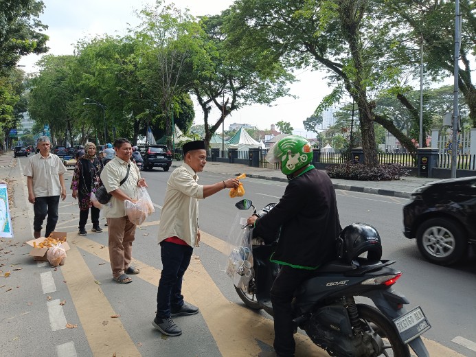 Wartawan DPRD Medan Berbagi Takjil di Bulan Ramadan, Wujud Kepedulian kepada Masyarakat