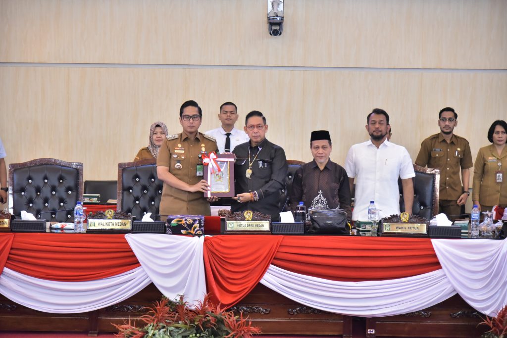 Ketua DPRD Medan, Drs Wong Chun Sen M.Pd.B saat menyerahkan Berkas LKPJ Tahun Anggaran 2025 ke Walikota Medan