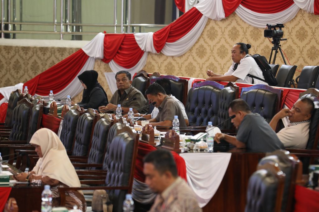 Para anggota DPRD Medan yang mengikuti Rapat Paripurna Tentang Penyampaian Rekomendasi LKPJ Tahun Anggaran 2025