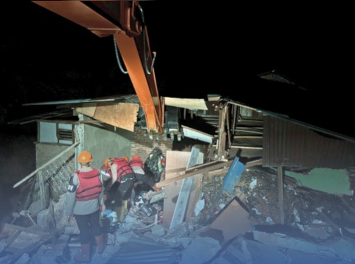 Dini Hari Mencekam, Brimob Sumut Terjang Longsor Sembahe Demi Selamatkan Nyawa