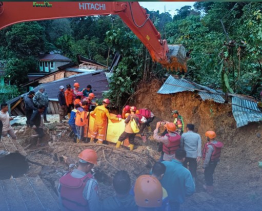 Di Tengah Medan Sulit, Tim SAR Brimob Evakuasi Korban Longsor Sembahe